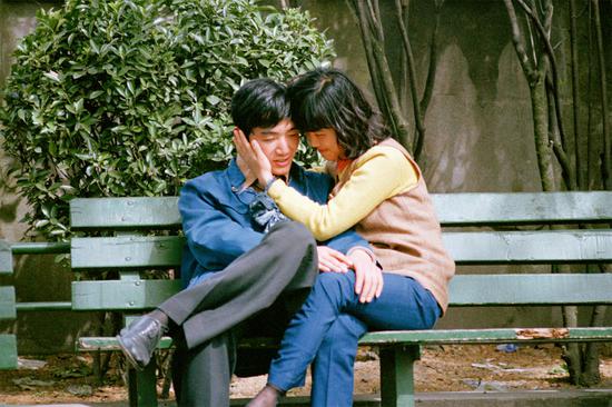 1981年，上海外滩，热恋中的情侣。谈恋爱不再是禁忌，人们可以在公共场所拥抱了。摄影|李晓斌