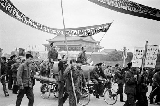 1976年10月7日，中国历史博物馆的工作人员在天安门广场游行，庆祝“四人帮”被粉碎。摄影|李晓斌