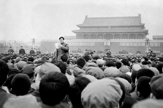 1976年4月4日上午，天安门广场，北京红旗越剧团导演李铁华发表演讲。摄影|李晓斌