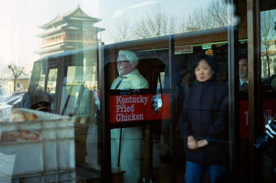 1987年11月12日，肯德基前门店正式对外营业。这是肯德基在中国的第一家门店，距离正阳门咫尺之遥。摄影|李晓斌