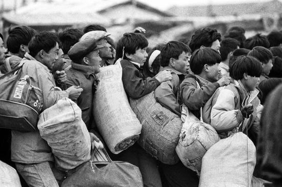 1993年，春节刚过，这群安徽籍的农民工已经在阜阳火车站广场上排了两天一夜的队，他们准备去上海打工。摄影|于文国
