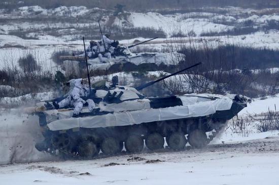 乌克兰军队在俄乌边境进行军演，波罗申科现场观摩。（图源：路透社）