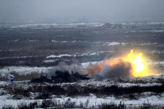 乌克兰军队在俄乌边境进行军演，波罗申科现场观摩。（图源：路透社）
