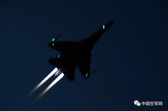 南部战区空军航空兵某旅构造夜晚飞走训练。范以书 图