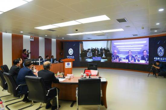 2017年9月29日，在“京沪干线”北京控制中心，中国科学院院长白春礼（电子屏右侧）使用量子加密视频会议系统与中国科学院新疆天文台南山观测站的科研人员（电子屏左侧）通话。当日，世界首条量子保密通信干线——“京沪干线”正式开通，结合“墨子号”卫星，中国科学家成功与奥地利实现了世界首次洲际量子保密通信。（新华社）