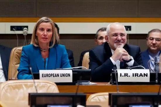 9月24日，欧盟外交和安全政策高级代表莫盖里尼（前排左）同伊朗外长扎里夫出席伊朗核问题外长会。