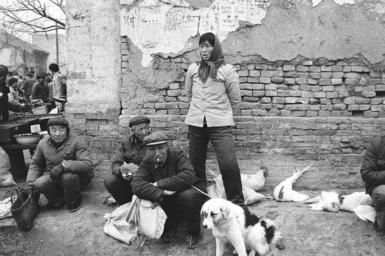 1985年，在陕西潼关农村集市交易的村民。摄影|胡武功