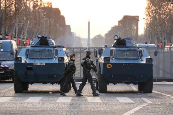 全副武装的法国防暴警察。（图源：法新社）
