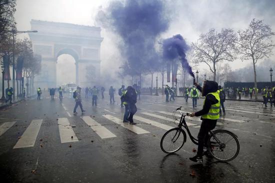 ▲法国“黄背心”示威持续进行。（视觉中国）
