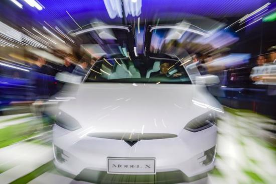 11月7日,别名参不都雅者在特斯拉展位体验MODEL X汽车。 (新华社)