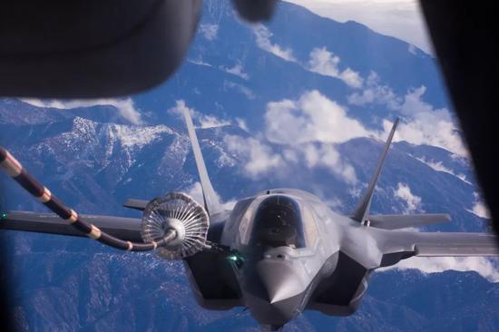 ▲原料图片:美海军陆战队“绿骑士”中队的F-35B隐身战机,在日本进走空中添油训练。该中队是首支安放到东亚的F-35B战机部队。
