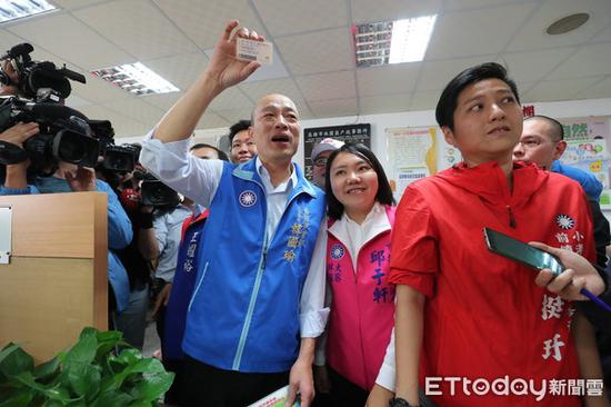 准高雄市长韩国瑜19日薄暮批准媒体访问,外示高雄市当局团队名单20日将正式公布,前市议员朱挺玗(图右红衣者)将接任高雄市海洋局长。(图片来源:台湾“东森音信云”)