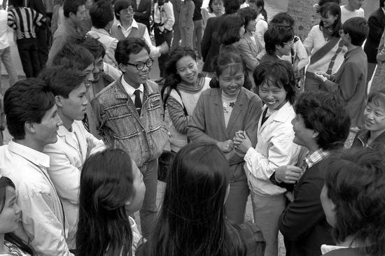 1989年，年轻的闯海人不论走到天涯海角，也是有说有笑，到处都可以听到他们的欢声笑语。摄影|黄一鸣