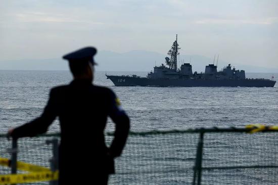 ▲当原料图片:2015年10月15日,日本海上自卫队在相模湾举走海上自卫队阅舰式。(视觉中国)