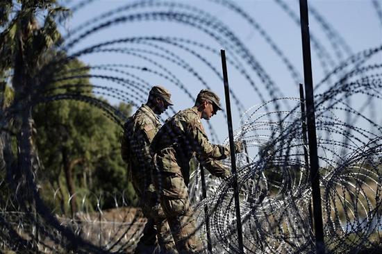 美军在美墨边境铺设铁丝网（NBC）