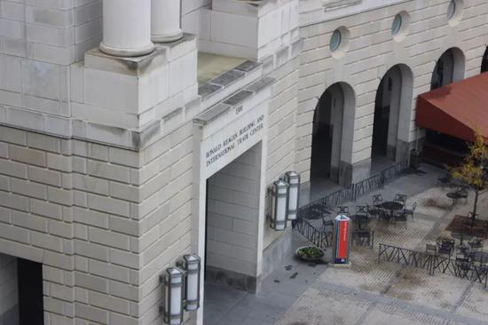 从伍德罗·威尔逊国际学者中心俯瞰罗纳德·里根大厦和国际贸易中心。摄：邢晓婧