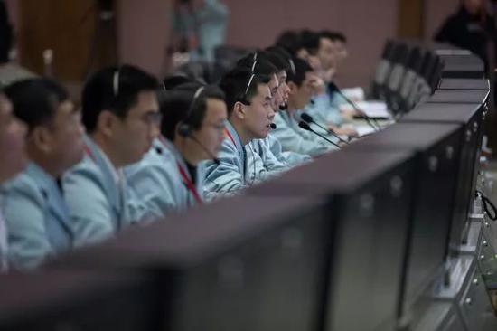 ▲科研人员在北京航天飞行控制中心紧张工作。 新华社记者金立旺摄