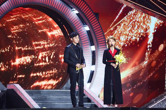 演员李晨和颜丹晨颁发最佳男主角奖。