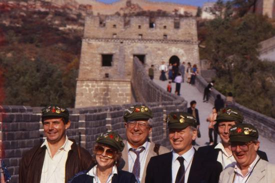 1986年，八达岭长城上的外国友人。摄影|郭建设