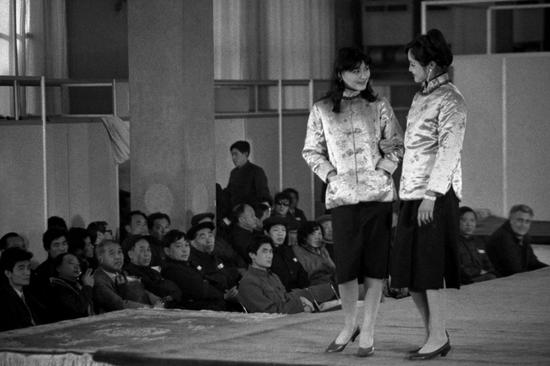 1985年，中国第一代专业时装模特队走上北京饭店的T型台，有的观众投来鄙夷的目光。摄影|郭建设