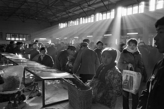 1984年，北京西单菜市场，等待新鲜蔬菜上市。摄影|郭建设