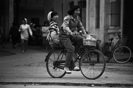 1982年，北京，骑自行车下班的纺织厂女工。摄影|郭建设