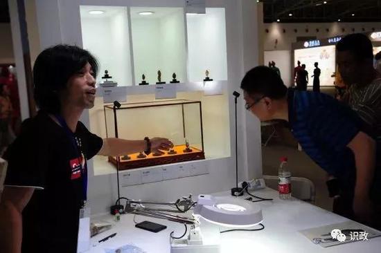 朱海阳（左一）参加大运河文化带非遗大展（来自网络）