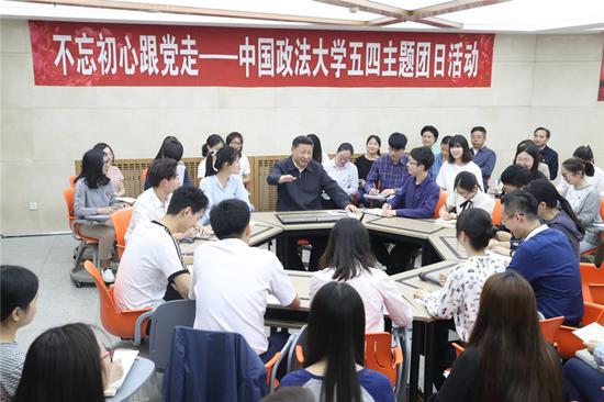 2017年5月3日,习近平在中国政法大学学生活动中心参加民商经济法学院本科二年级2班团支部开展的“不忘初心跟党走”主题团日活动。来源:新华社