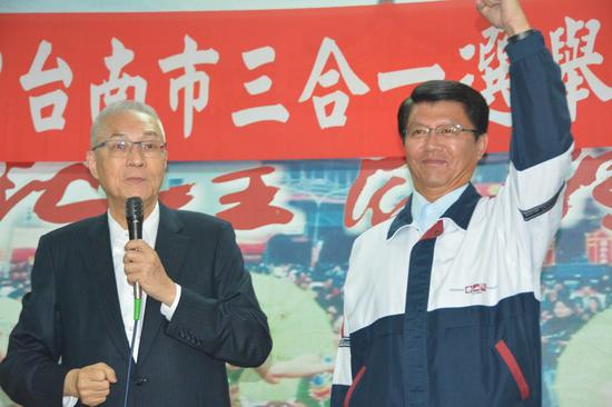 吴敦义（左）1月19日到台南出席选举感恩茶会（图片来源：台湾“联合新闻网”）