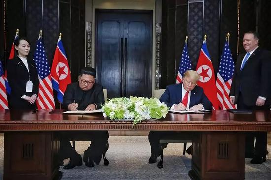 2018年6月12日，朝鲜最高领导人金正恩与美国总统特朗普在新加坡签署联合声明。新华社发