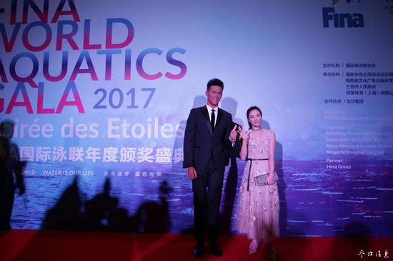 资料图：2017国际泳联年度颁奖盛典上孙杨获杰出贡献奖，图片来源：视觉中国。