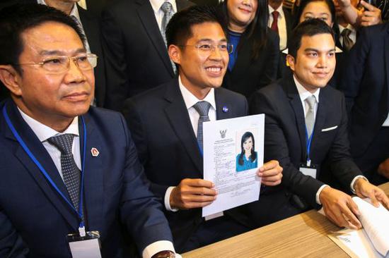 泰护国党领导人8日在曼谷展示乌汶叻的候选人申请表（路透社）