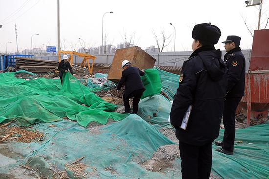 北京重污染橙色预警启动 海淀城管严查300余工地