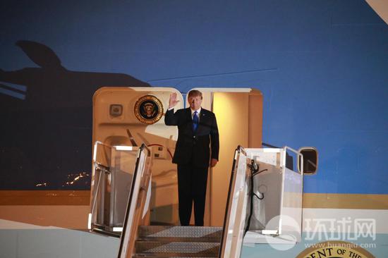 越南当地时间26日晚10时左右，美国总统特朗普乘“空军一号”抵达越南河内内排国际机场。图片来源：环球时报-环球网赴越南特派记者李昊