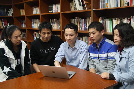 杨辉和他的团队。图片来源：中国科学院科技摄影联盟拍摄