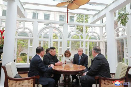 朝中社3月1日提供的照片显示，朝鲜最高领导人金正恩与美国总统特朗普2月28日在越南河内举行会晤。（新华社/朝中社）