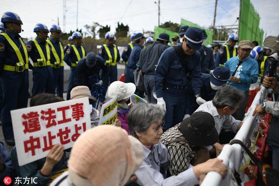 2月25日，日本冲绳县名护市，民众在驻日美军施瓦布营门口静坐抗议，阻挠施工车辆通行，反对在边野古建设新基地（东方IC）