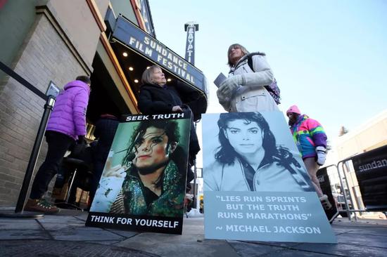 在圣丹尼斯电影节上抗议《离开梦幻庄园》的MJ粉丝