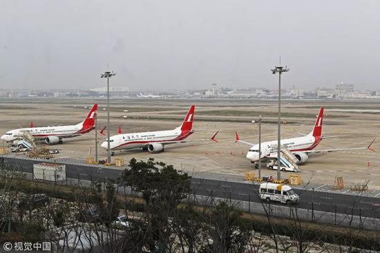 ▲3月11日，停在上海虹桥国际机场停机坪上的上海航空公司波音737-8客机。