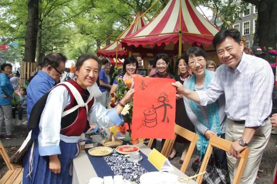 吴恳(右一)与郭金秋(右二)出席第六届海牙使馆节活动 图片来源:中国驻荷兰大使馆官网