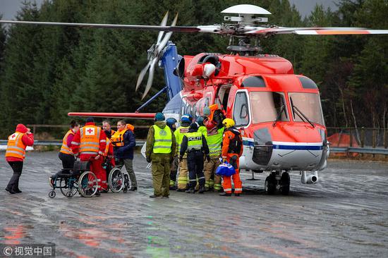 挪威政府出动直升机转移乘客 图源：视觉中国
