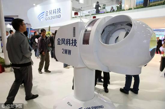 ▲资料图片：2014年10月22日，观众在开幕的2014北京国际风电大会暨展览会上观看风力发电装置。