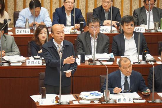 高雄市长韩国瑜4月1日在市议会备询（图片来源：台湾“中时电子报”）
