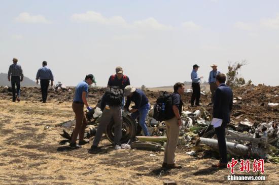 资料图：埃塞航空失事航班救援现场，波音公司派出团队在现场展开调查。中新社记者 王曦 摄