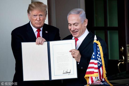 3月25日，特朗普和内塔尼亚胡共同展示宣言：美承认以色列对戈兰高地拥有“主权”  @视觉中国