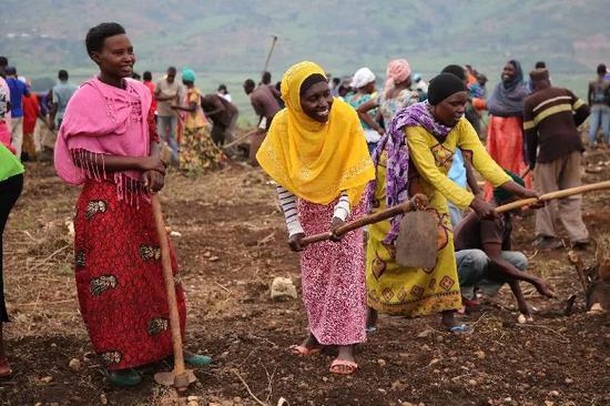 &uarr;2018年9月29日，在卢旺达首都基加利的郊区，卢旺达人民参加每月一次的&ldquo;乌姆干达&rdquo;活动。（新华社记者吕天然摄）