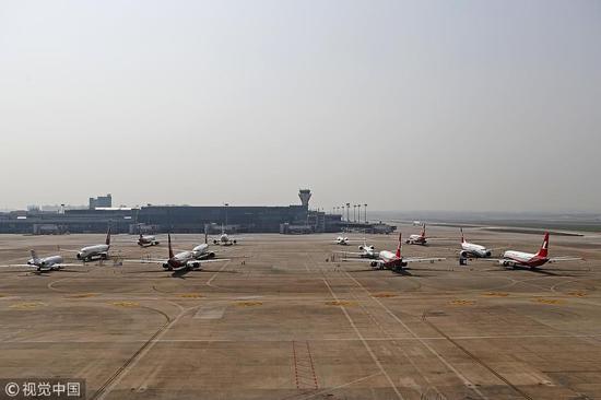 3月17日，上海航空公司的9架波音737MAX机型飞机停在虹桥国际机场停机坪上。 图自视觉中国
