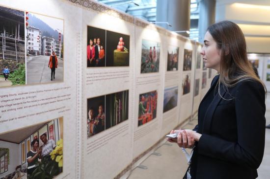 4月10日，反映中国脱贫成就的40余幅照片在布鲁塞尔欧洲议会大厦展出。新华社记者张铖摄