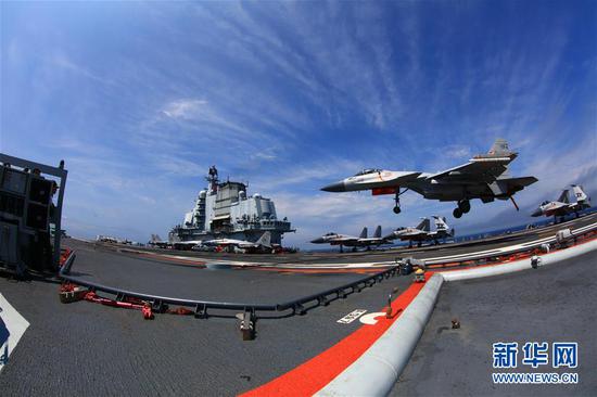 2018年4月22日，执行远海训练任务的歼-15舰载战斗机在辽宁舰着舰（资料照片）。新华社发（胡锴冰 摄）