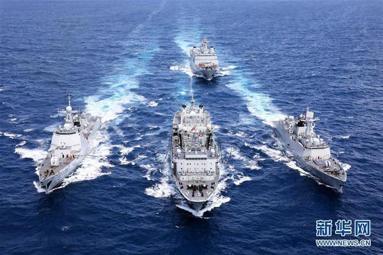 2019年2月7日，执行远海训练任务的中国海军合肥舰编队在某海域组织进行综合补给（资料照片）。新华社发（周启青 摄）